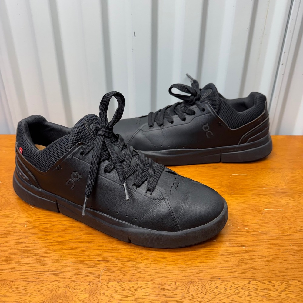 On cloud Running The Roger Advantage Mens 9.5 Triple Black Sneakers 3MD10640485
